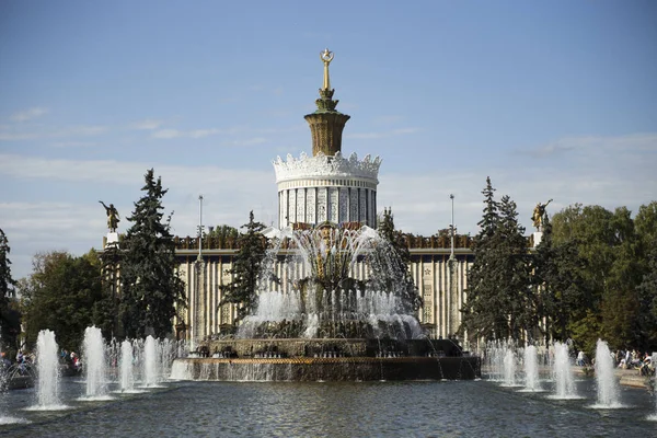 Фонтан, украшенный золотом в парке Москвы — стоковое фото