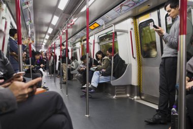 Bir sürü insan Hong Kong'da metro