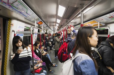 Bir sürü insan Hong Kong'da metro