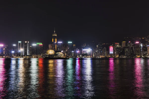 Night landscapes of the city colorful patterns on the water — Stock Photo, Image