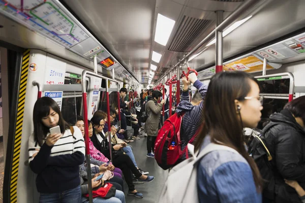 Μετρό στο Χονγκ Κονγκ πολλοί άνθρωποι — Φωτογραφία Αρχείου