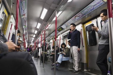 Bir sürü insan Hong Kong'da metro