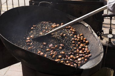 Sokakta kestane kavurma