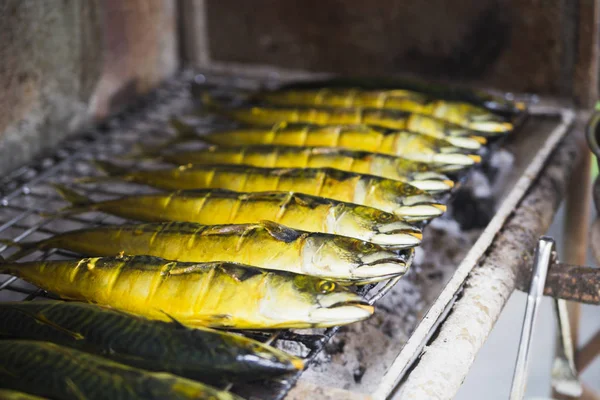Ryby z rusztu z złoty skorupy — Zdjęcie stockowe