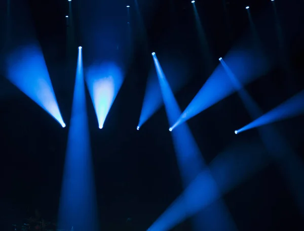 Spectacle avec des lumières vives au concert — Photo