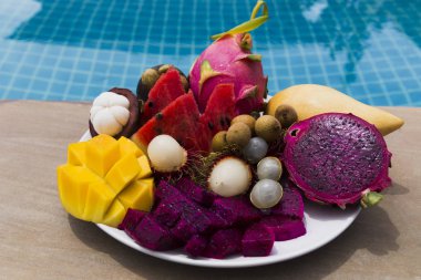 Güzel bir arka plan üzerinde parlak Tay meyve