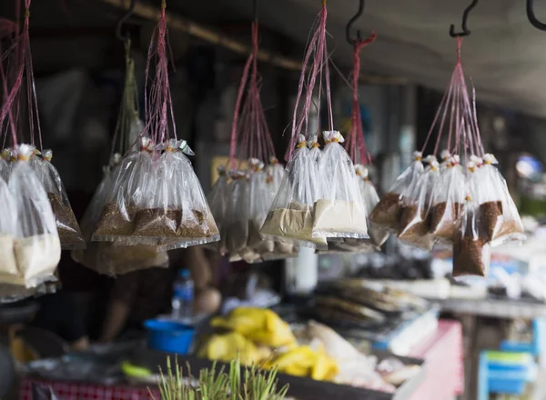 Mercado tailandês produtos e frutas um monte de vegetação — Fotografia de Stock