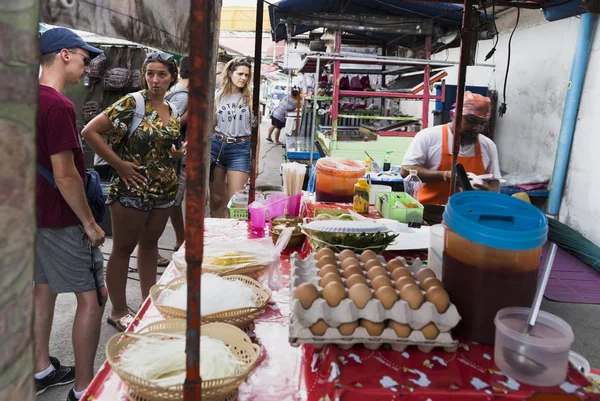 Thailändska marknaden produkter och frukter mycket grönska — Stockfoto