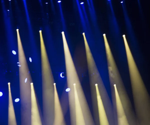 Spectacle avec des lumières vives au concert — Photo