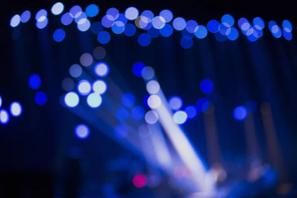 Espectáculo con luces brillantes en el concierto —  Fotos de Stock