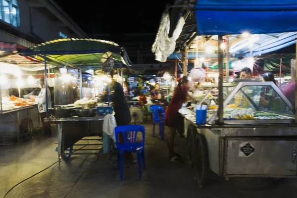 Thailändska marknaden produkter och frukter mycket grönska — Stockfoto