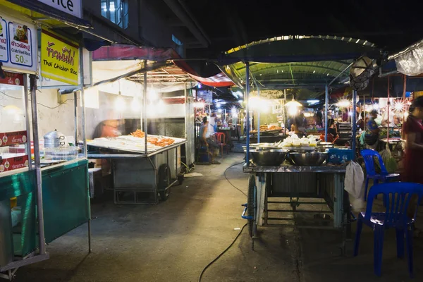 Thailändska marknaden produkter och frukter mycket grönska — Stockfoto