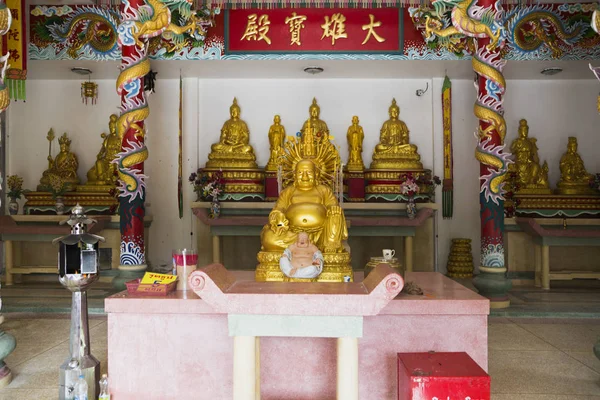 Templo chinês em uma ilha na selva — Fotografia de Stock