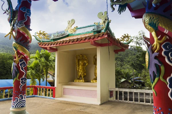 Templo chinês em uma ilha na selva — Fotografia de Stock