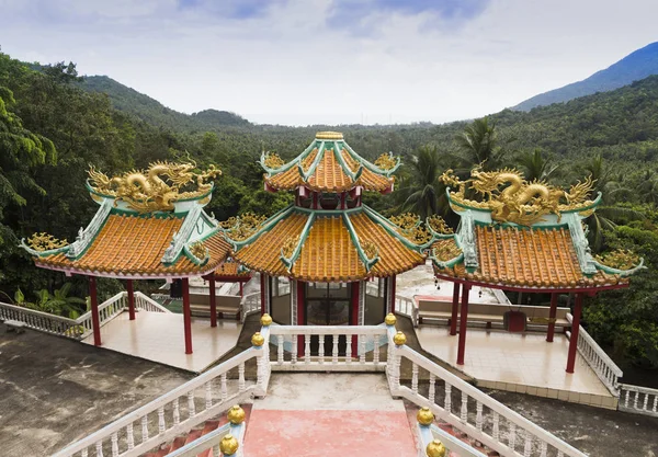 Ormanda bir adada Çin Tapınağı