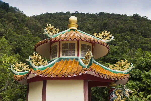 Temple chinois sur une île dans la jungle — Photo