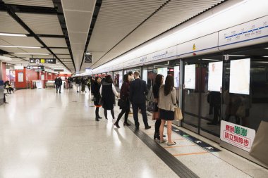 Bir sürü insan Hong Kong'da metro