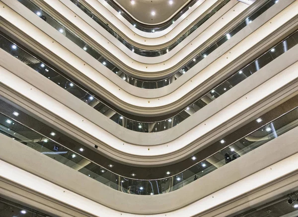 Treppe und Aufzug in einem Einkaufszentrum mit Beleuchtung — Stockfoto