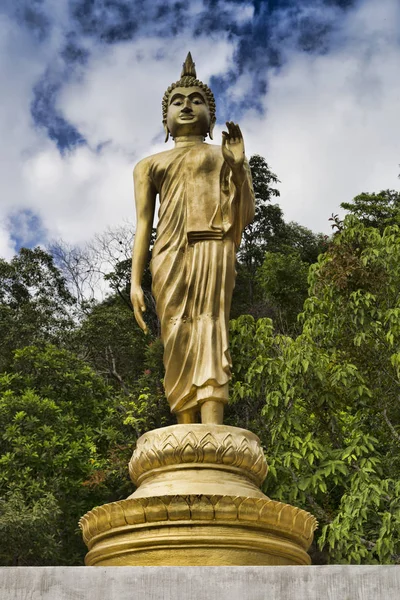 Templo chinês em uma ilha na selva — Fotografia de Stock