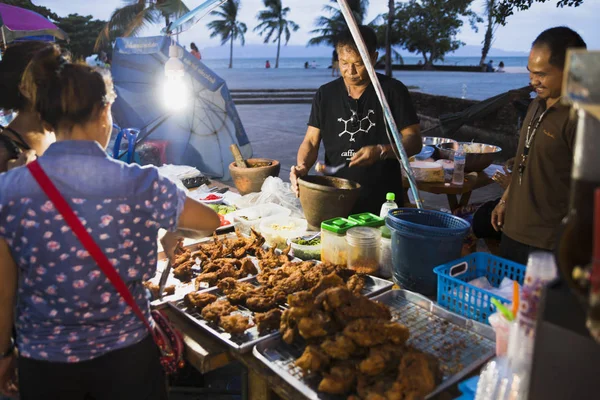 Thailändska marknaden produkter och frukter mycket grönska — Stockfoto