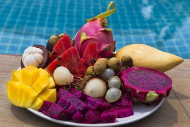 Güzel bir arka plan üzerinde parlak Tay meyve