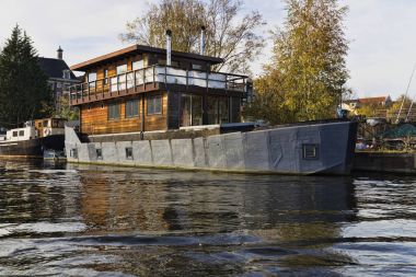 Amsterdam kanalları aracılığıyla güzel gezi
