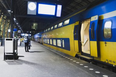 Sarı Çift katlı tren mavi