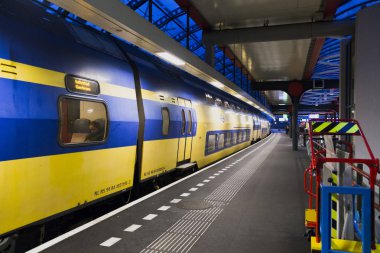 Sarı Çift katlı tren mavi