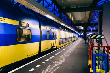 Sarı Çift katlı tren mavi