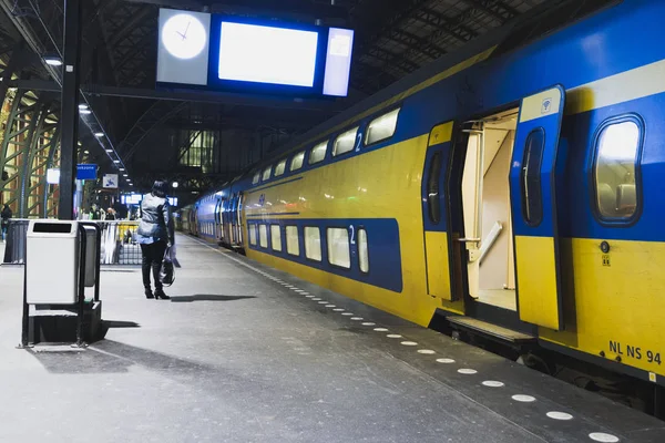 Sarı Çift katlı tren mavi