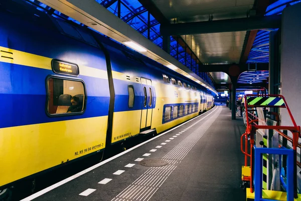 Sarı Çift katlı tren mavi