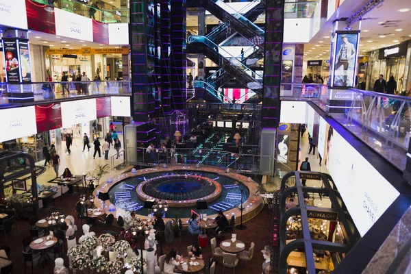 Europäisches Einkaufszentrum mit Bekleidung bekannt Stockbild