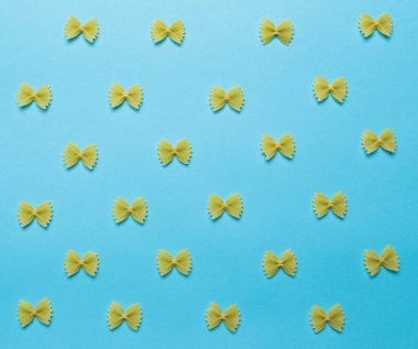 farfalle ham bir doku düzenlendiği