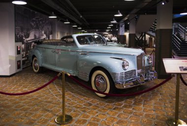 Oda sergilenen Retro otomobil