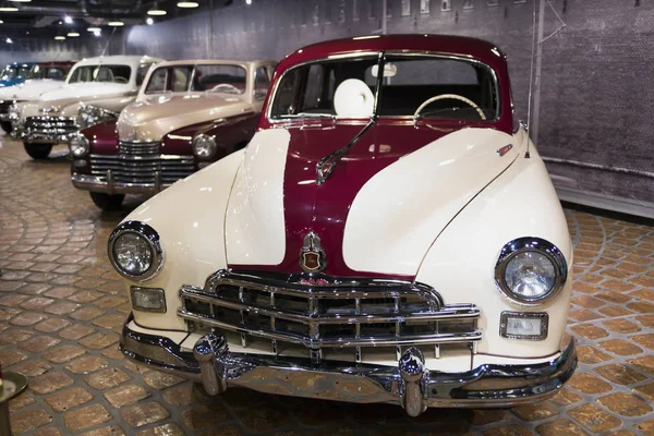 Carros retro em exposição na sala Fotografias De Stock Royalty-Free