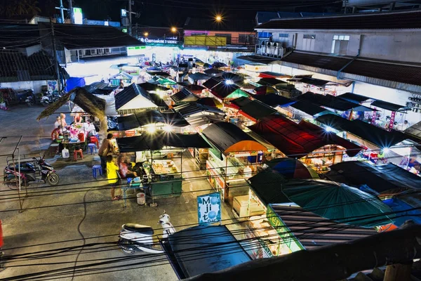 Thailändska marknaden produkter och frukter mycket grönska — Stockfoto