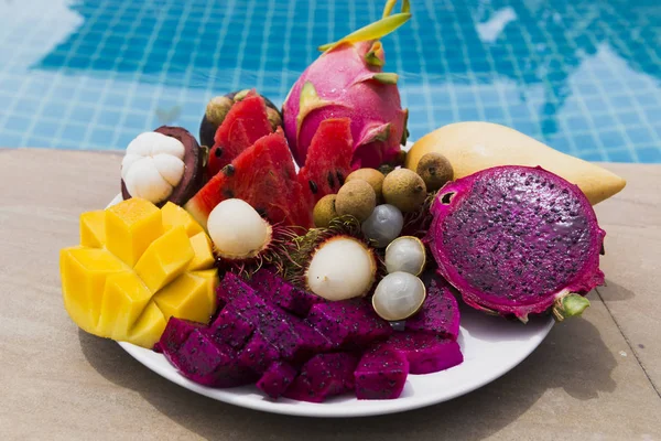 Fruits thaïlandais lumineux sur un beau fond Photo De Stock