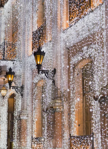 Hermoso brillante edificio luces ambiente cálido — Foto de Stock