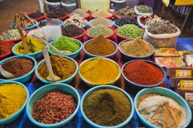 Yemek pişirmek için piyasada baharat