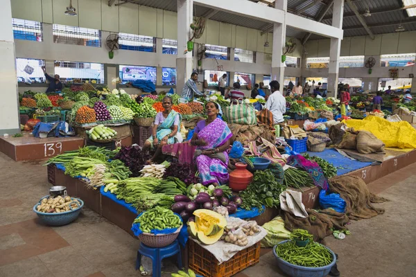 Овочі людей, що купують продукти харчування — стокове фото