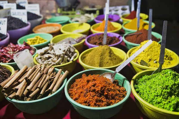 Yemek pişirmek için piyasada baharat