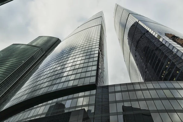 karanlık cam gökdelenler yüksek teknoloji