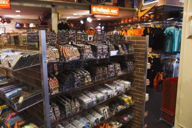 Çok sayıda nesne ile Hediyelik eşya dükkanı