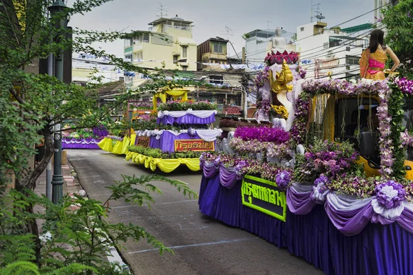 Ano Novo no desfile tailandês no carro de férias decorado com flor — Fotografia de Stock