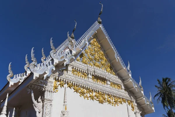 Blanc beau temple thaïlandais Wat bouddhisme — Photo