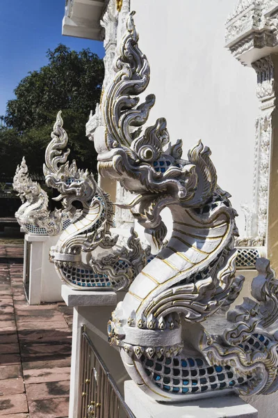 Branco belo templo tailandês Wat Budismo — Fotografia de Stock