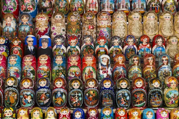 Multicolore fond de poupées nationales russes — Photo
