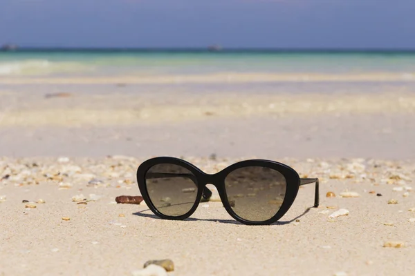 Sand och turkost vatten stranden semester vistelse — Stockfoto