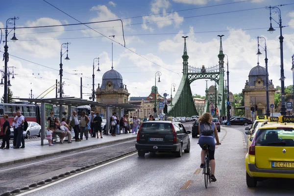 Prachtige architectuur van Hongarije brug over de rivier — Stockfoto