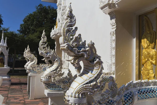 Branco belo templo tailandês Wat Budismo — Fotografia de Stock